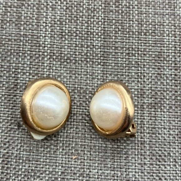 Jaclyn Smith Clip On Earrings As Is Pearl Gold Round Domed Classic Retro Vintage - Picture 5 of 7